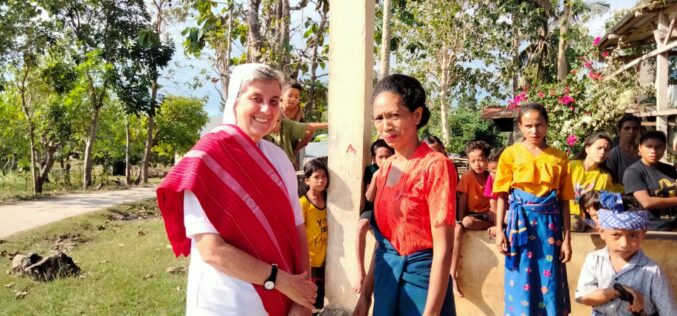 Kunjungan kanonik di komunitas Madre Angela Vallese Bondo Kodi -Sumba (Indonesia)