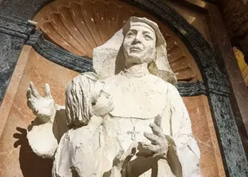 Estátua Santa Maria Troncatti nian Iha Torino, prezerva memória no ninia mensajen dame nian
